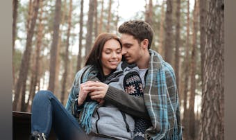 バックハグする男性心理とは?後ろか...
