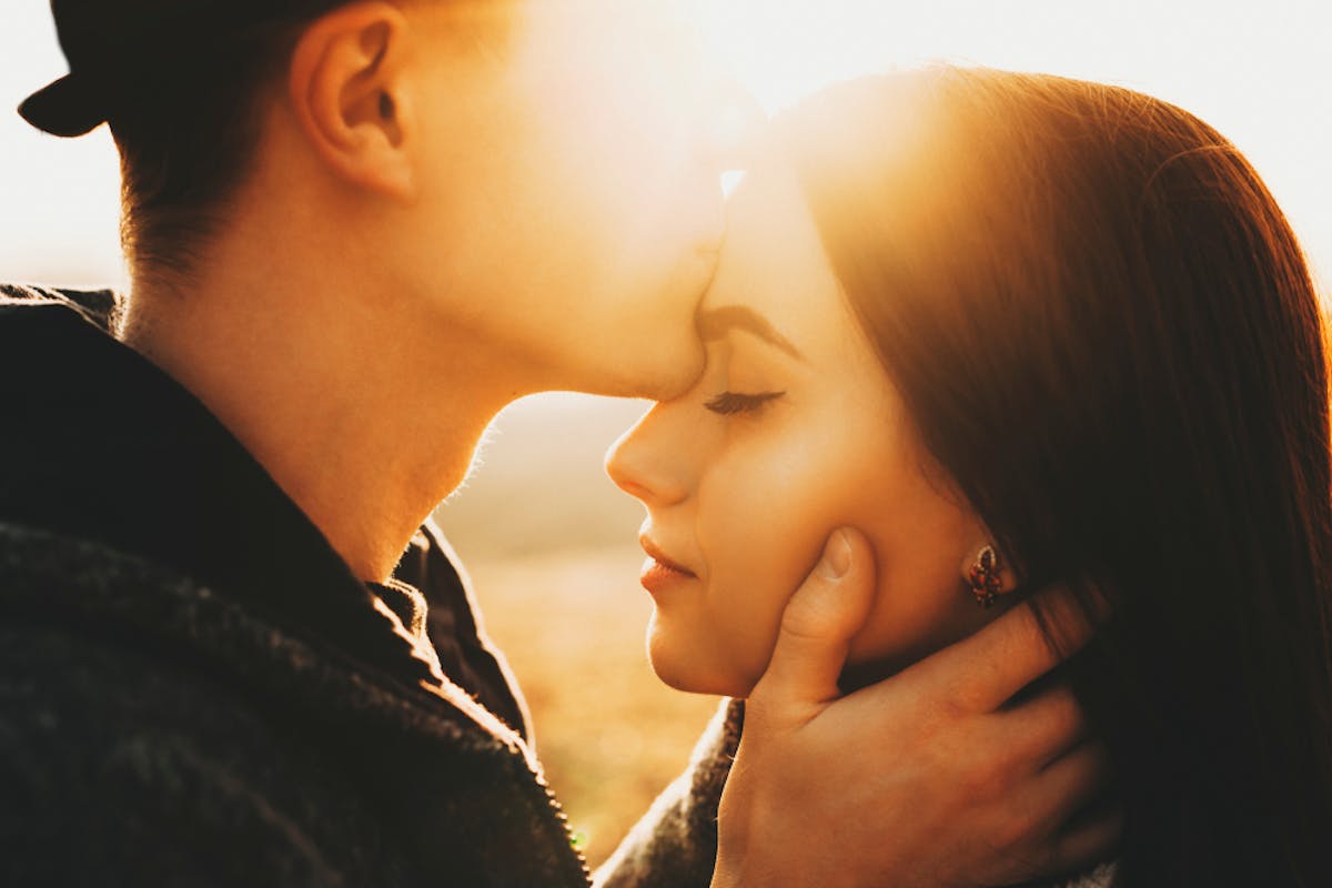 おでこにキスは脈アリ 付き合ってないのにする意味やキスする場所で分かる男性心理 Smartlog おでこにキスは脈アリ 付き合ってないのにする意味やキスする場所で分かる男性心理 Smartlog