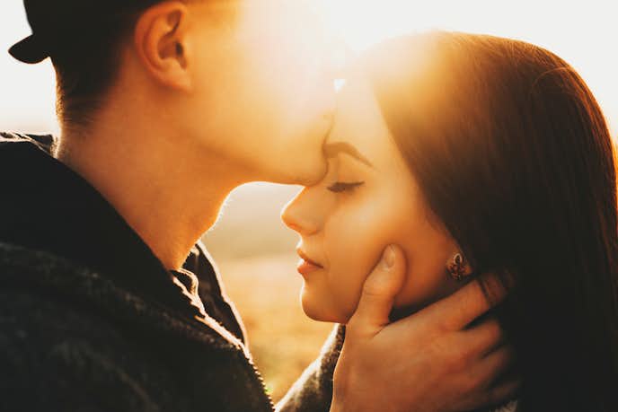 おでこにキスの意味とは おでこや他の場所にキスする男性心理を解説 Smartlog