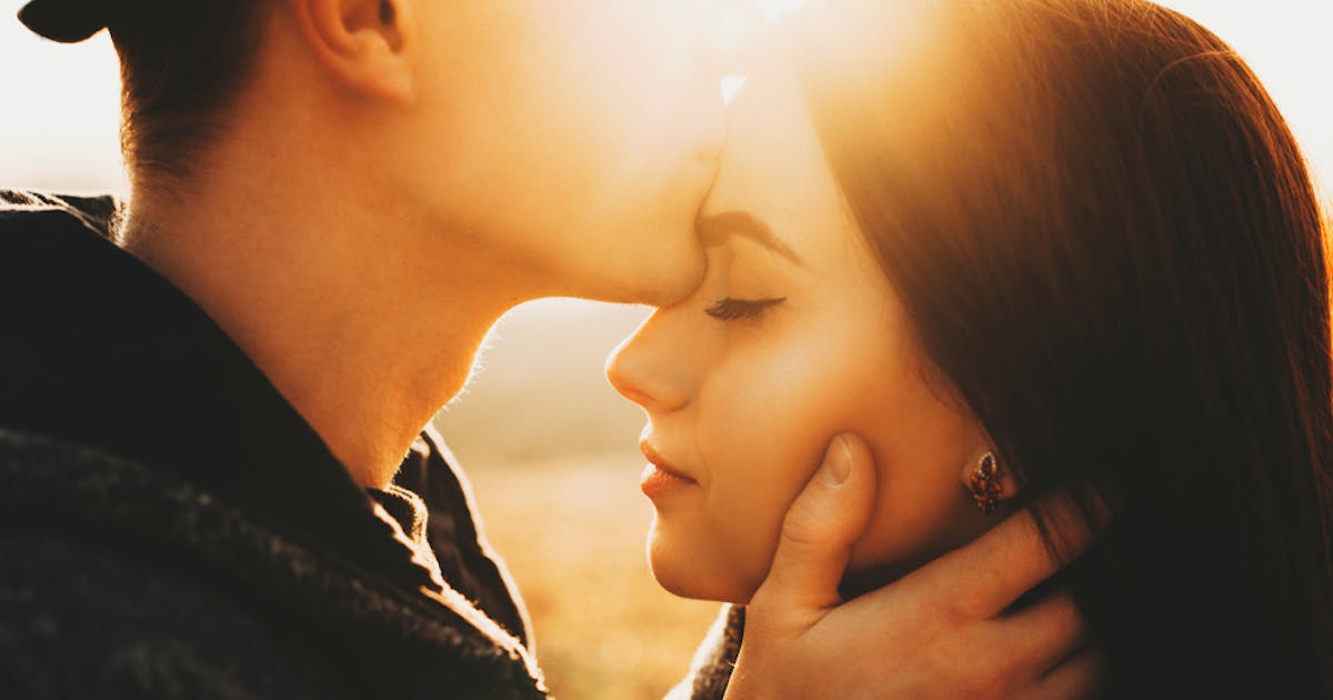 おでこにキスの意味とは おでこや他の場所にキスする男性心理を解説 Smartlog おでこにキスの意味とは おでこや他の場所にキスする男性心理を解説 Smartlog