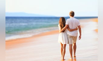腰に手を回す男性心理とは?腰を抱い...