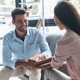 手にボディタッチする男性心理。触る場所によ...