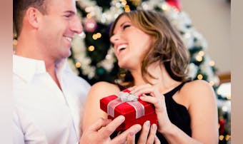 【完全解説】クリスマスプレゼントの上手な渡し方とは？彼氏や彼女が喜ぶアイデアを大公開！