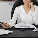 【男女別】何考えてるかわからない人の特徴。本音が見えないと言われた時の対処法を解説