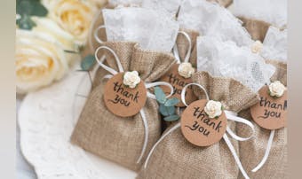 【結婚式】引出物の相場や選び方は?...