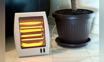 ハロゲンヒーターとは?すぐ暖まる人...