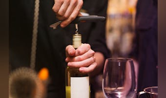 ワインオープナーのおすすめ18選。簡単に開けられる初心者に人気のコルク抜きとは