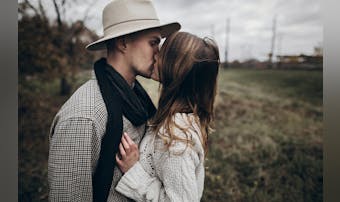 無理やりキスする男性心理とは？強引にキスしてくる場合の対処法＆本命の見分け方を解説