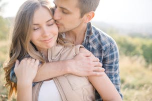 手の甲にキスする意味 男性心理とは キスされた時の反応の仕方も解説 Smartlog