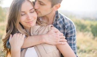 手の甲にキスする意味 男性心理とは キスされた時の反応の仕方も解説 Smartlog 手の甲にキスする意味 男性心理とは キスされた時の反応の仕方も解説 Smartlog