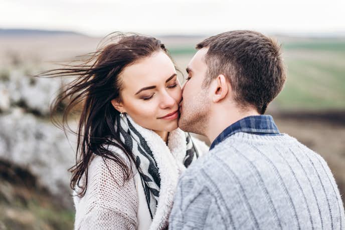 初対面でキスしてくる男性心理とは 遊びと本気の見極め方 対処法を解説 Smartlog