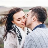 初対面でキスしてくる男性心理とは?遊びと本...