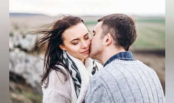 初対面でキスしてくる男性心理とは？遊びと本気の見極め方＆対処法を解説