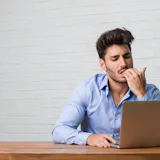 「爪を噛む癖」に隠された心理。すぐに爪を噛...