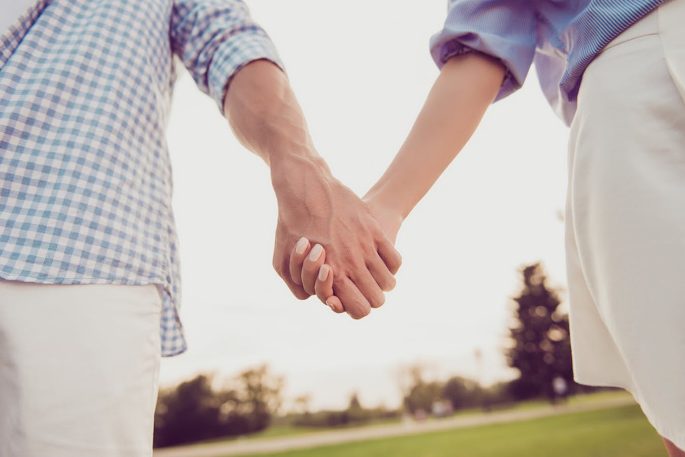 手のつなぎ方でわかるカップルのラブラブ度診断 男性が可愛いと思う握り方も紹介 Smartlog