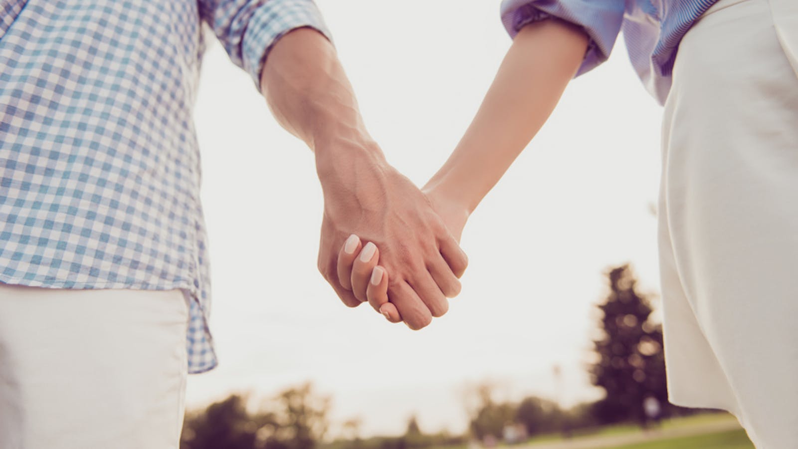 手のつなぎ方でわかるカップルのラブラブ度診断 男性が可愛いと思う握り方も紹介 Smartlog 手のつなぎ方でわかるカップルのラブラブ度診断 男性が可愛いと思う握り方も紹介 Smartlog
