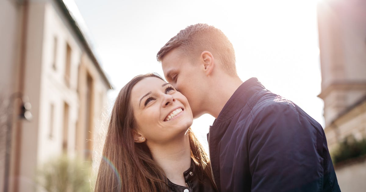 耳にキスの意味とは 10の男性心理 耳キスを誘う方法を大公開 Smartlog 耳にキスの意味とは 10の男性心理 耳キスを誘う方法を大公開 Smartlog