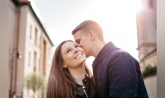 耳にキスの意味とは?8の男性心理&...