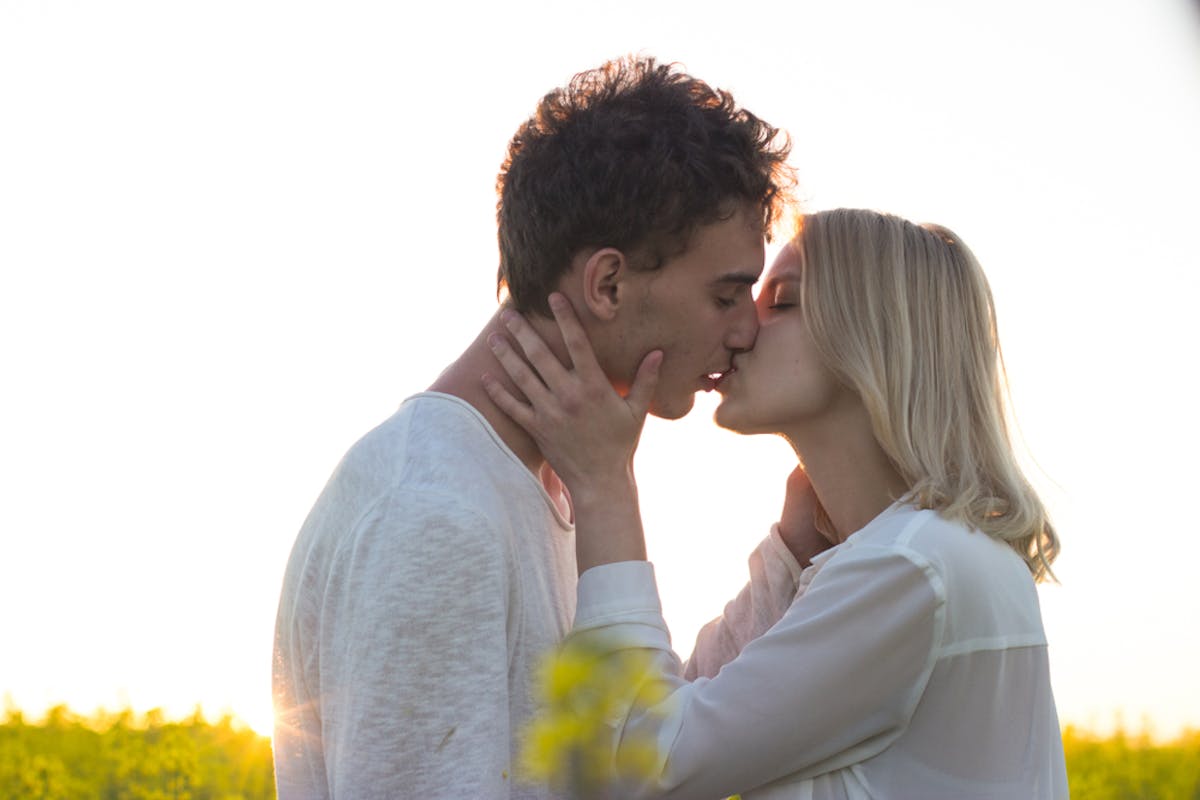 彼女からキスされた彼氏の本音とは 男性がキスしてほしい瞬間も紹介 Smartlog 彼女からキスされた彼氏の本音とは 男性がキスしてほしい瞬間も紹介 Smartlog