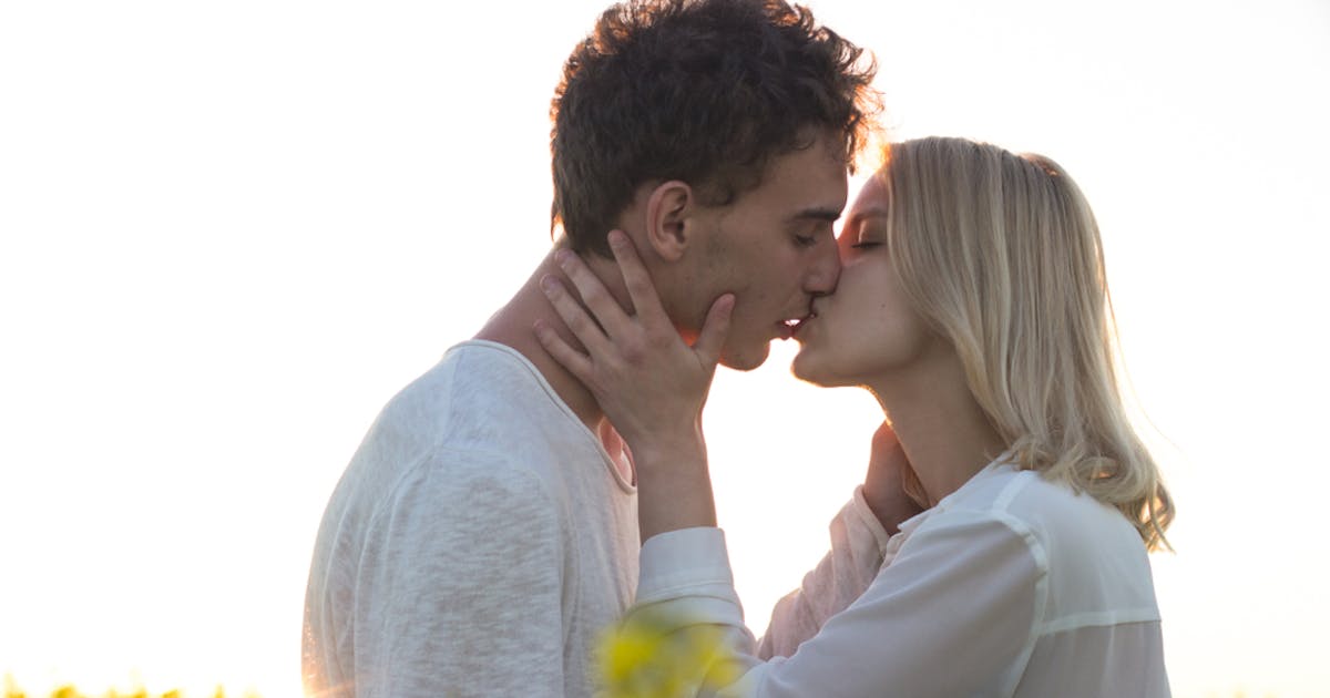 彼女からキスされた彼氏の本音とは 男性がキスしてほしい瞬間も紹介 Smartlog 彼女からキスされた彼氏の本音とは 男性がキスしてほしい瞬間も紹介 Smartlog