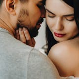 カラオケでキスする男性の心理とは?キスのタ...