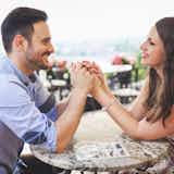 さりげなく手に触れる男性心理とは?撫でたり重ねたり触り方で変わる本音を解説