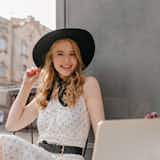 華がある人の特徴とは 独特のオーラの理由 上品で華やかな女性になる方法も解説 Smartlog 華がある人の特徴とは 独特のオーラの理由 上品で華やかな女性になる方法も解説 Smartlog