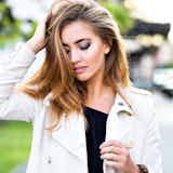 【男女別】髪を触る心理とは?髪の毛の触り方でわかるその人の気分や考えを解説!