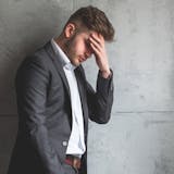 情緒不安定な男の特徴18選。気分の浮き沈み...