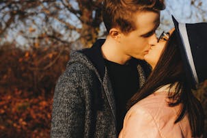 手の甲にキスする意味 男性心理とは キスされた時の反応の仕方も解説 Smartlog 手の甲にキスする意味 男性心理とは キスされた時の反応の仕方も解説 Smartlog