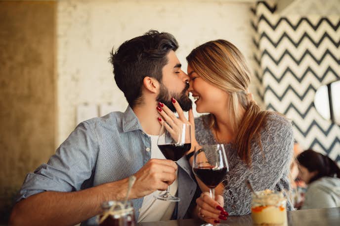 酔った勢いでキスや体を求める男性心理とは 本命として脈ありなのか見極めよう Smartlog