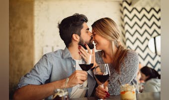 付き合ってない女性からハグされた 抱きつかれた時の男性心理とは Smartlog 付き合ってない女性からハグされた 抱きつかれた時の男性心理とは Smartlog