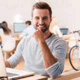 男性の視線を感じる時の対処法。職場で目線が気になる時の対応や好意の見分け方とは?