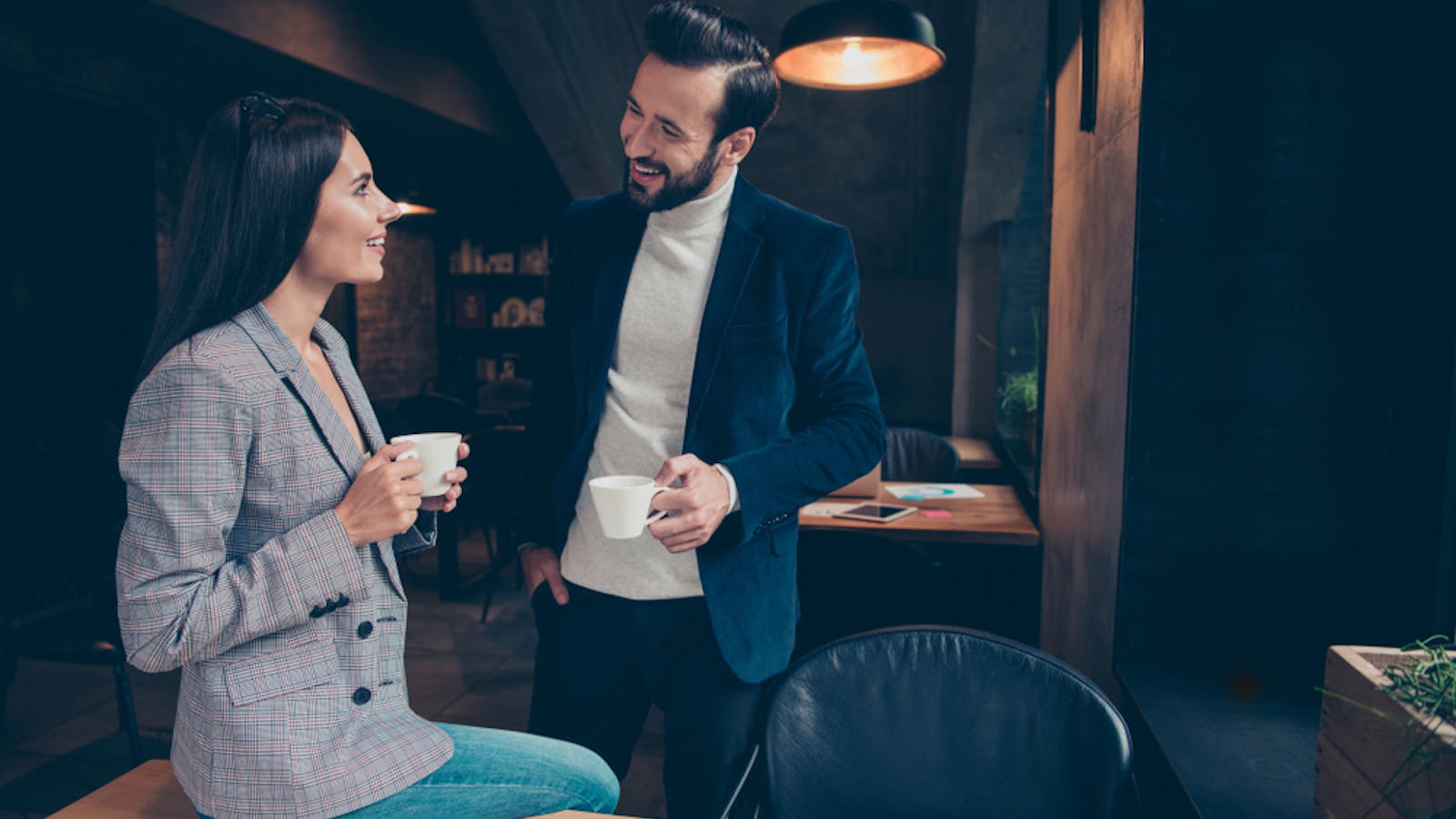 女性が職場で好きな男性にとる態度とは 本気度を確かめる方法も解説 Smartlog 女性が職場で好きな男性にとる態度とは 本気度を確かめる方法も解説 Smartlog