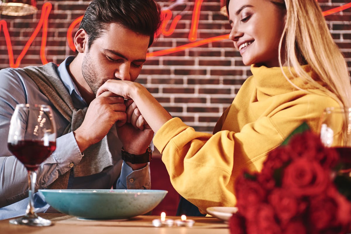 手の甲にキスする意味 男性心理とは 手にキスされた時の反応の仕方も解説 Smartlog 手の甲にキスする意味 男性心理とは 手にキスされた時の反応の仕方も解説 Smartlog