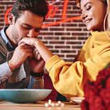 手の甲にキスする意味&男性心理とは?手にキスされた時の反応の仕方も解説