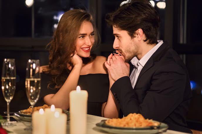 彼氏持ち女性が好きな男性へ デートの誘いに乗る心理と脈ありサインを紹介 Smartlog