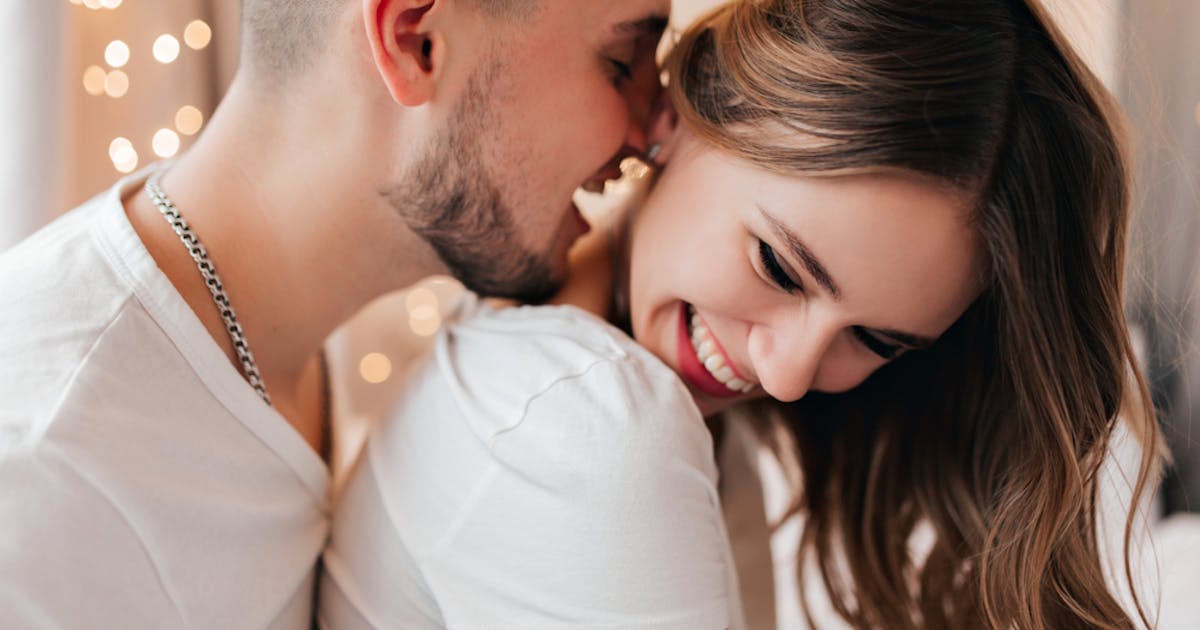 首にキスする意味とは 首筋にキス キスマークまで付ける男性心理を解説 Smartlog 首にキスする意味とは 首筋にキス キスマークまで付ける男性心理を解説 Smartlog