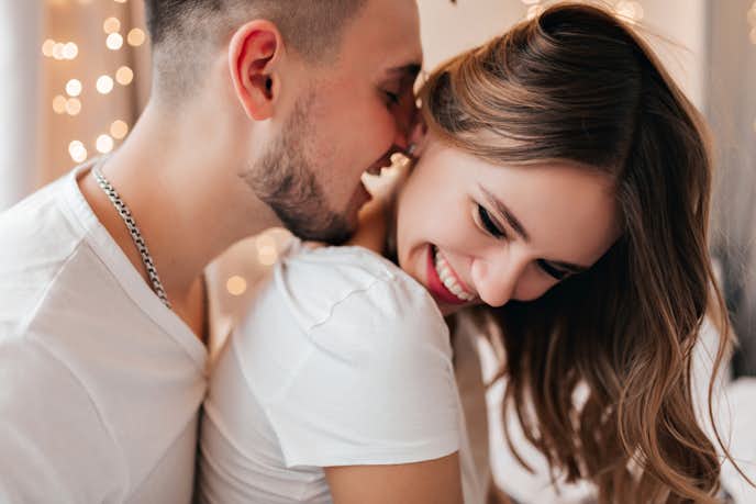 首にキスする意味とは 首筋にキス キスマークまで付ける男性心理を解説 Smartlog