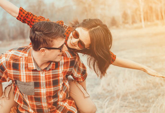 後ろから抱きしめる恋人の心理 後ろからのハグで彼氏 彼女の愛情を感じる理由とは Smartlog 後ろから抱きしめる恋人の心理 後ろからのハグで彼氏 彼女の愛情を感じる理由とは Smartlog