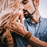 不倫する男性心理とは?「本気」or「遊び目...