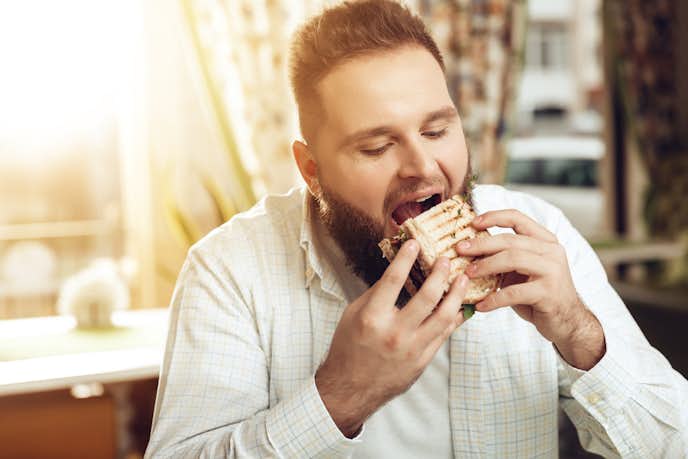 デブ男の特徴とは デブな男性がモテない理由 手軽なダイエット方法を解説 Smartlog