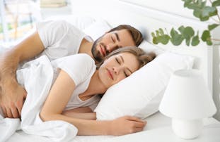 一緒に寝る時に彼氏がされて嬉しいこと 添い寝する時のマナーを解説 Smartlog