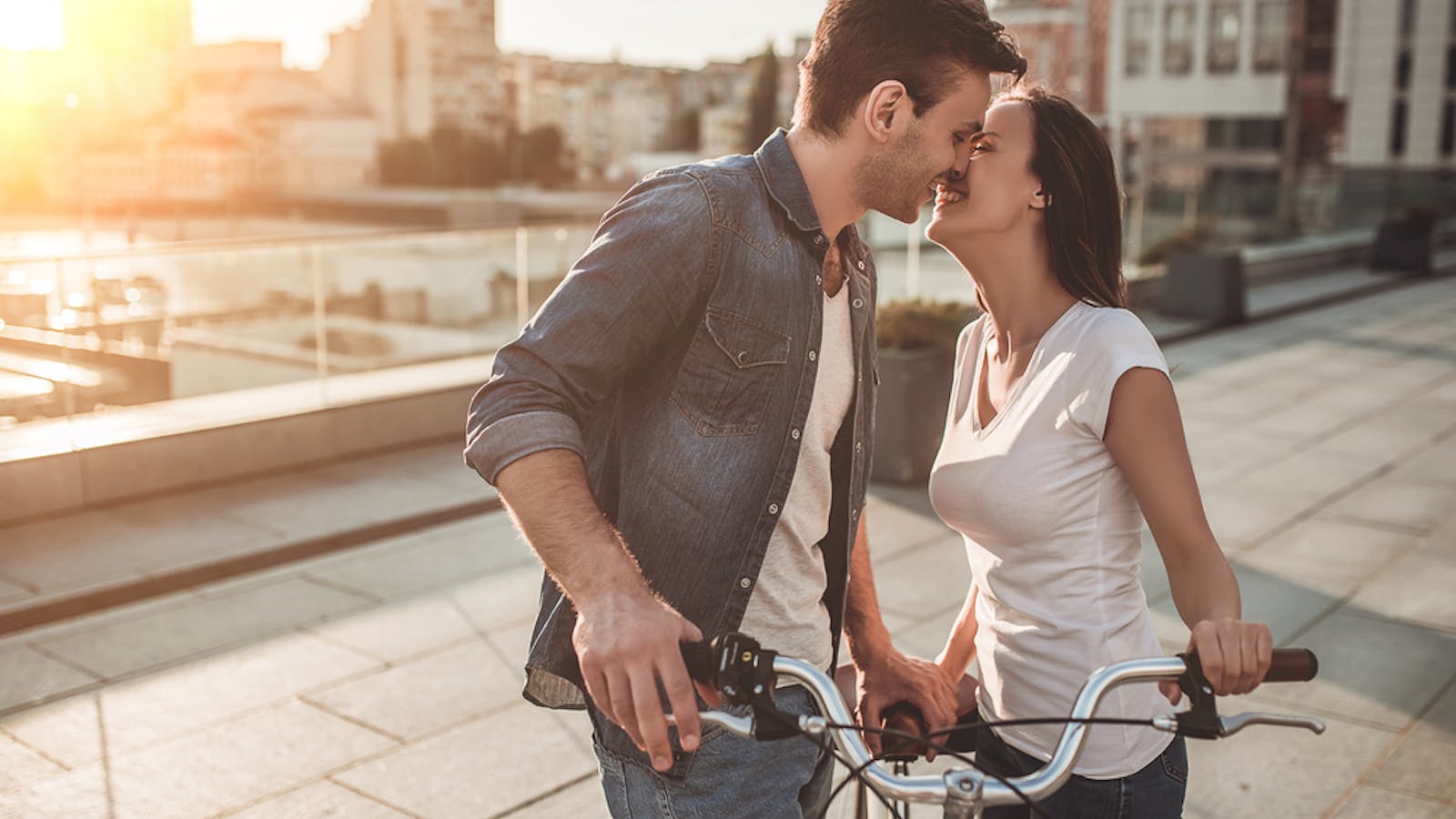 キスの仕方で男性の性格と心理が読める 彼氏が喜ぶキスのやり方も紹介 Smartlog キスの仕方で男性の性格と心理が読める 彼氏が喜ぶキスのやり方も紹介 Smartlog