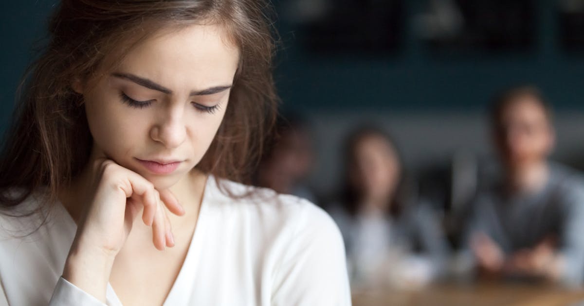 疎外感を感じやすい人の特徴とは 孤独を感じる時の心理 解消法も紹介 Smartlog 疎外感を感じやすい人の特徴とは 孤独を感じる時の心理 解消法も紹介 Smartlog