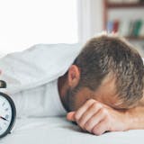 寝ても疲れが取れない原因とは?自宅でできる...