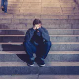 孤独感が強い7つの原因。孤独を感じる人が寂...