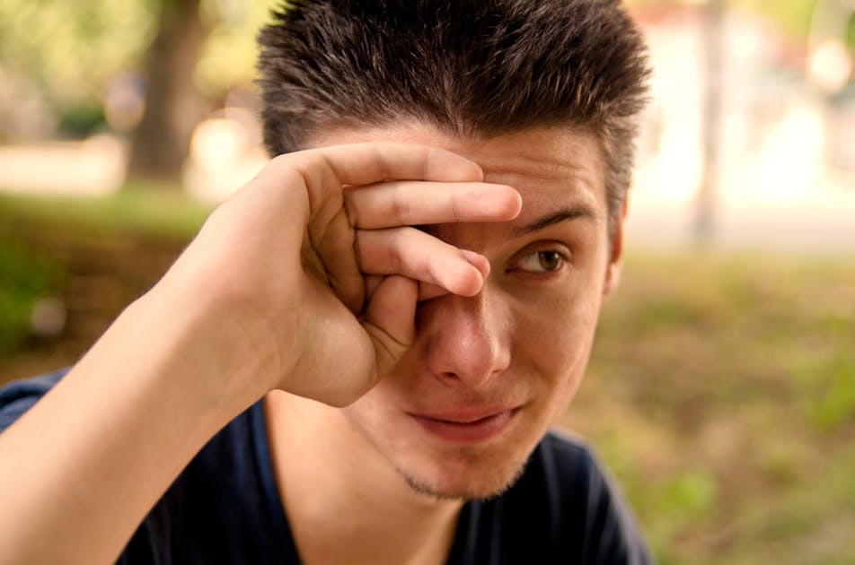 涙もろい人の心理と特徴 すぐ泣く原因 涙もろさを克服する方法とは Smartlog 涙もろい人の心理と特徴 すぐ泣く原因 涙もろさを克服する方法とは Smartlog