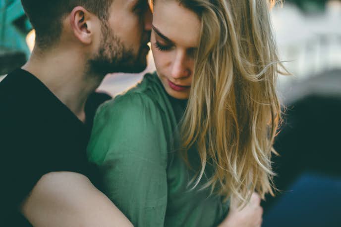 男女別 恋人が後ろから抱きしめる心理 ハグで愛情を感じる理由とは Smartlog