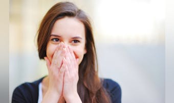 恥ずかしがり屋な人の特徴5選。すぐ...
